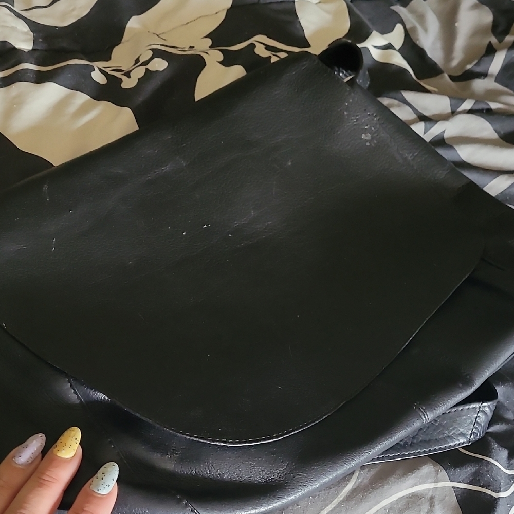 Wilsons Black Leather Messenger Bag, EUC
